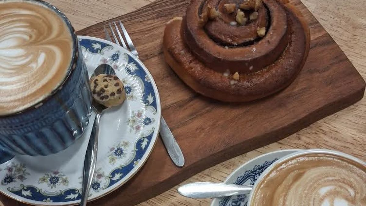 Coffee and fresh-baked cinnamon scroll, Manna Edgecumbe