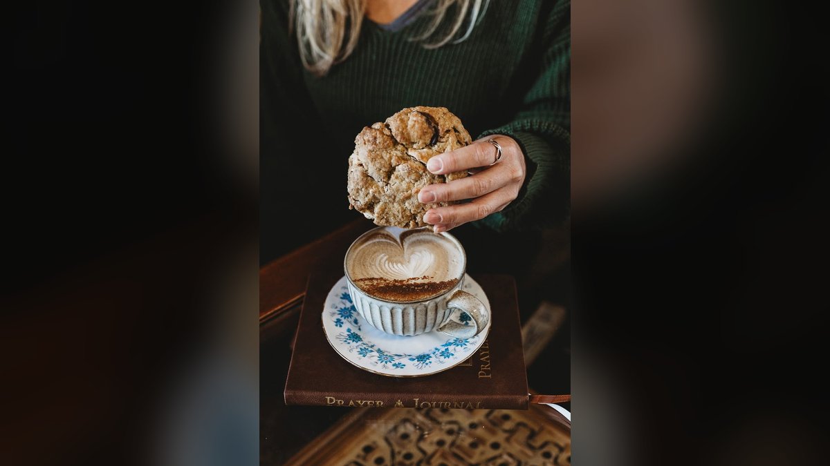 Heart latte art and scone, Manna Edgecumbe